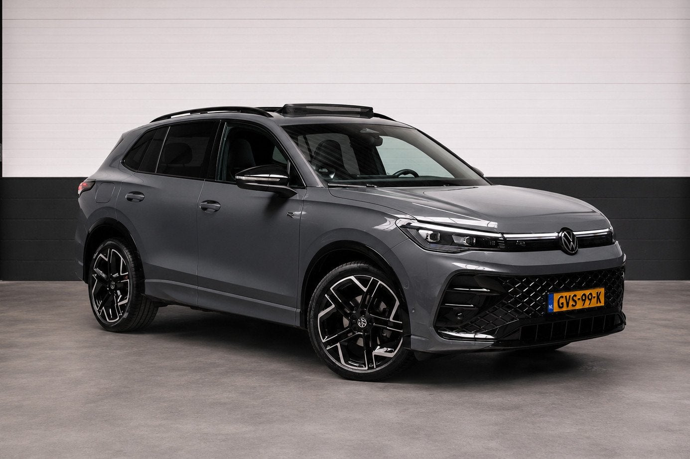 Volkswagen TIGUAN 1.5 eTSI R-Line|Pano|Massage|Trekh|IQ, 4 cilinders, Bedrijf, Hybride Elektrisch/Benzine, Automatische klimaatregeling