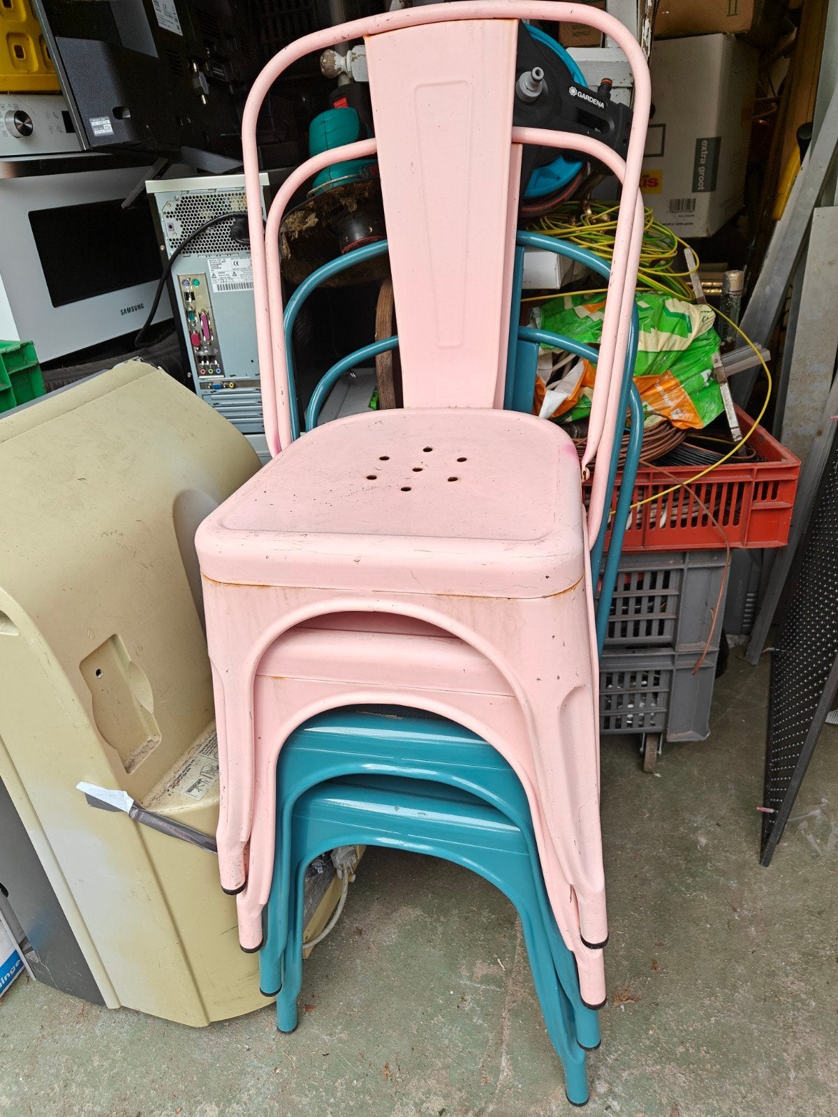 4 stapelbare metalen brocanre stoelen, Ophalen of Verzenden, J, Metaal, Stapelbaar