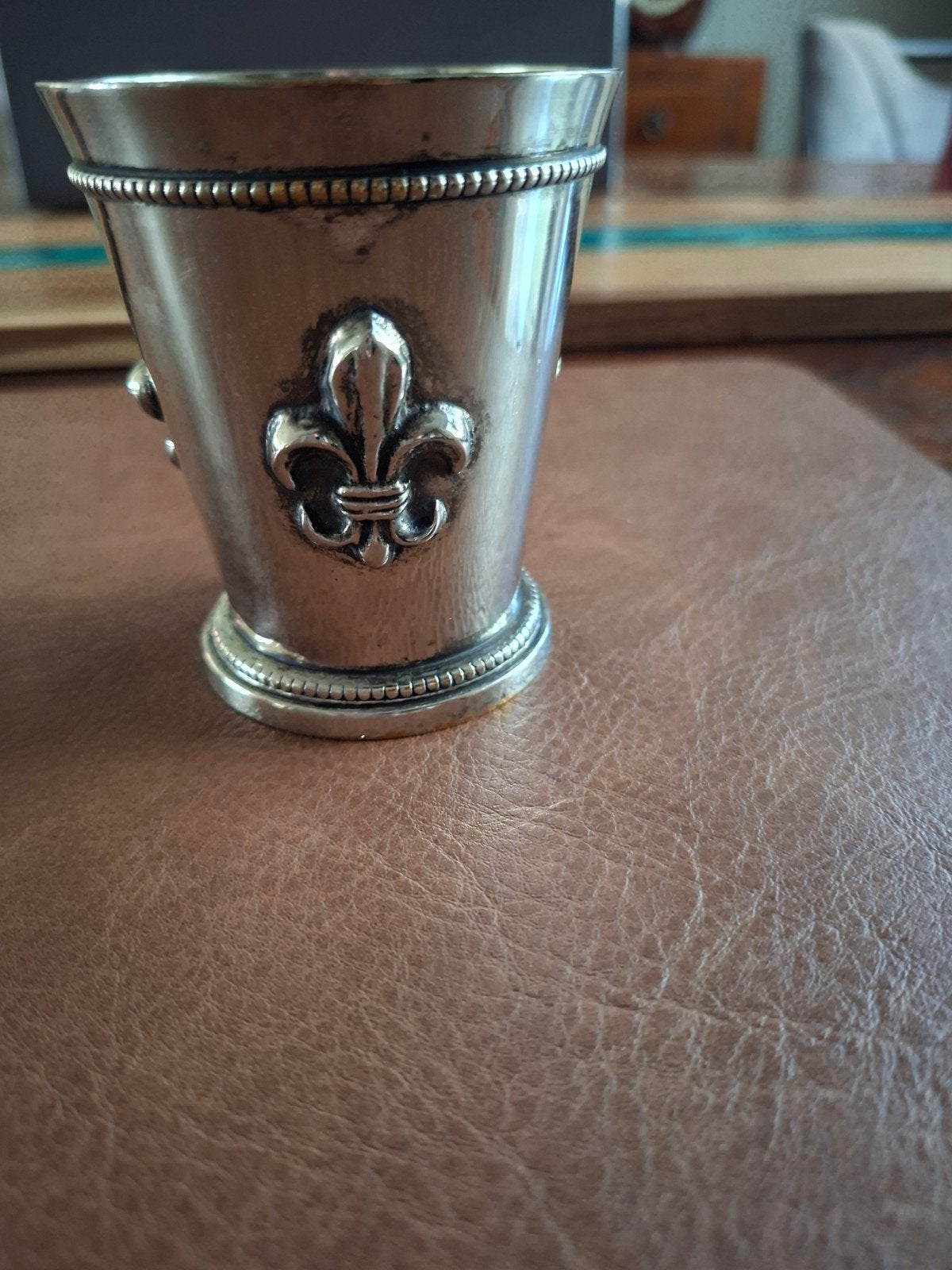 Zilverkleurig bekertje met Fleur-de-lis decoratie, Antiek en Kunst, Ophalen of Verzenden, Zilver