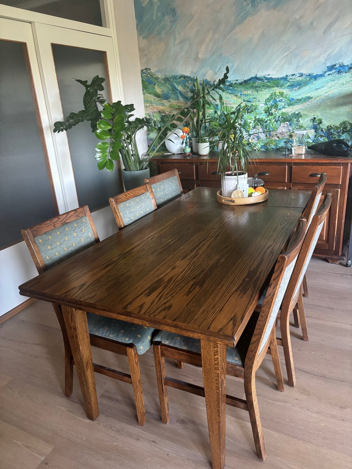Klassieke uitschuifbare houten eettafel