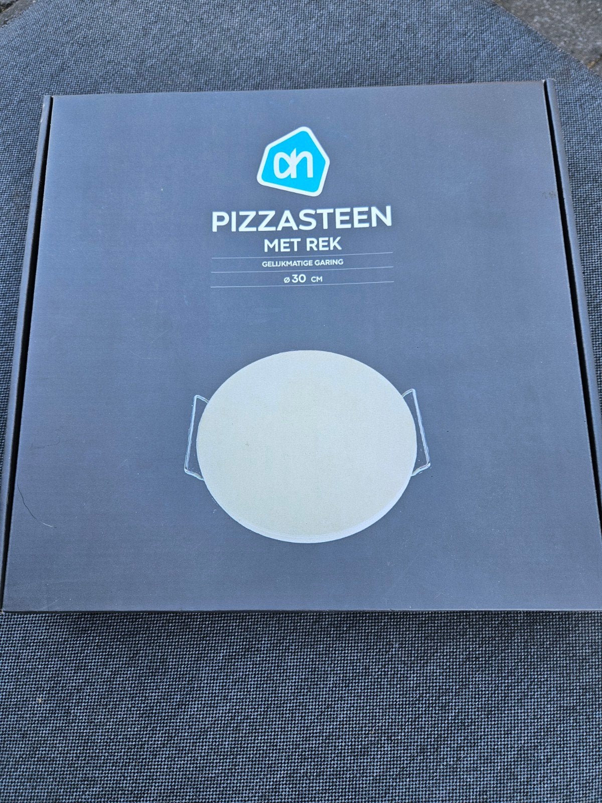 AH Pizzasteen met rek - Ø 30 cm - Nieuw in doos, Huis en Inrichting, Overige typen, Nieuw, Steen/keramiek, Overige merken