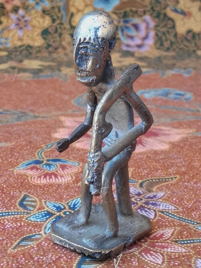 Mooi antiek brons beeldje uit Afrika van een krijger 8,2 cm., Afrika, Handgemaakt, Ophalen of Verzenden, Brons