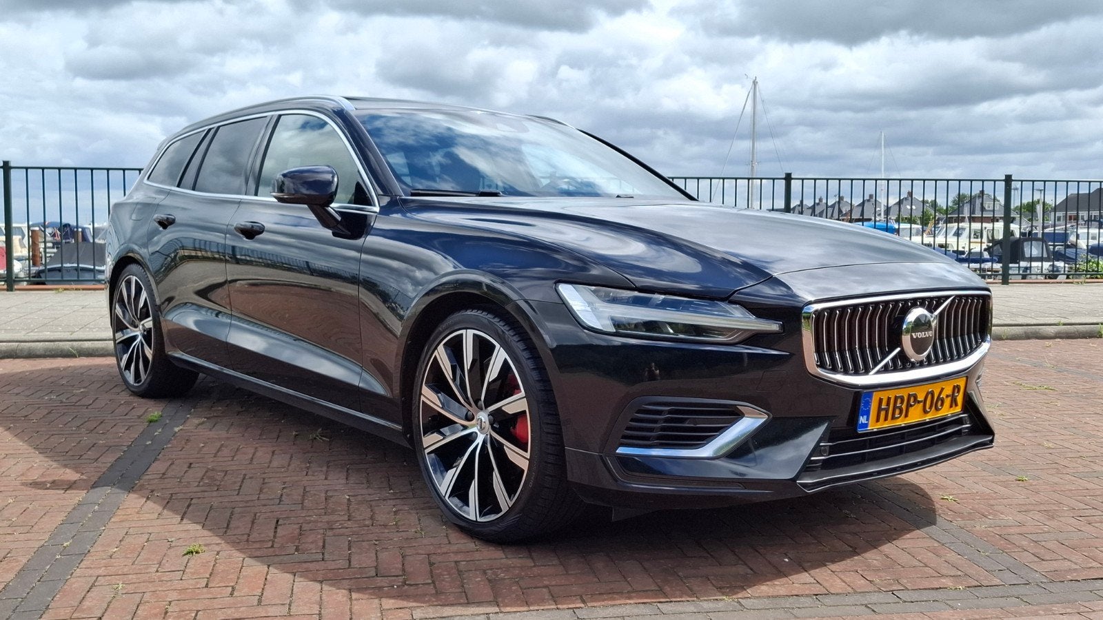 Volvo V60 T8 Twin Engine 390pk 2019 Dealerondehouden, Automaat, 4 cilinders, 1972 kg, Zwart