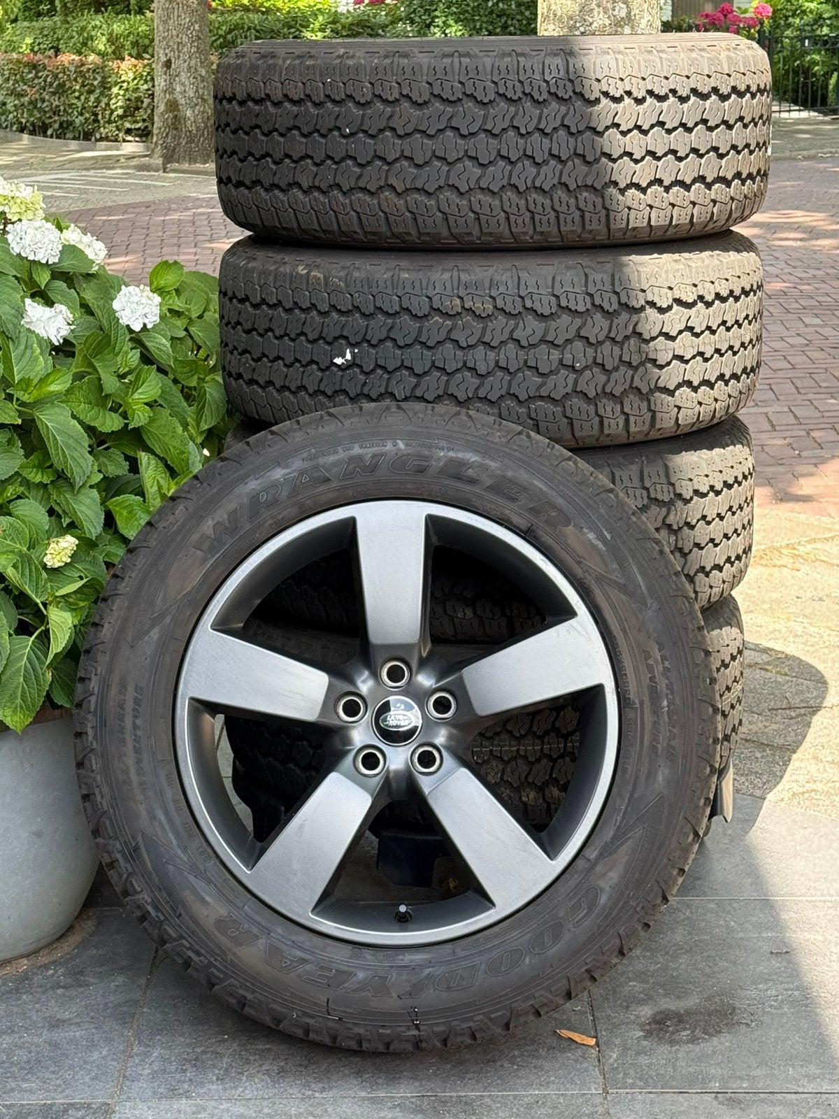 5 originele Land Rover Defender velgen met A/T banden, Ophalen, 255 mm, Terreinwagen, 20 inch