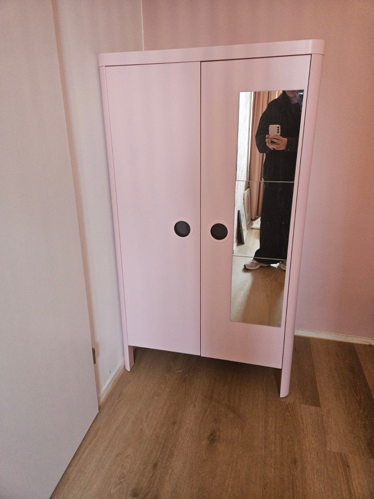 Roze kinder kledingkast met spiegel en hangruimte, Ophalen, Met deur(en), Gebruikt, 100 tot 150 cm