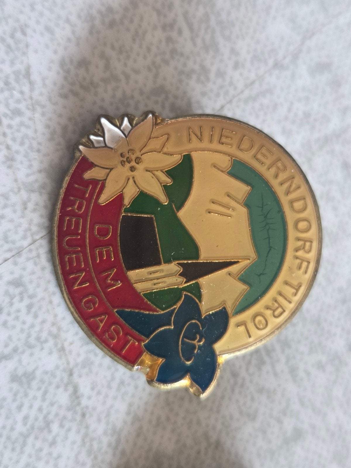 2x Vintage Speldje Niederdorf Tirol Dem Treuen Gast, Ophalen of Verzenden, Stad of Land, Speldje of Pin