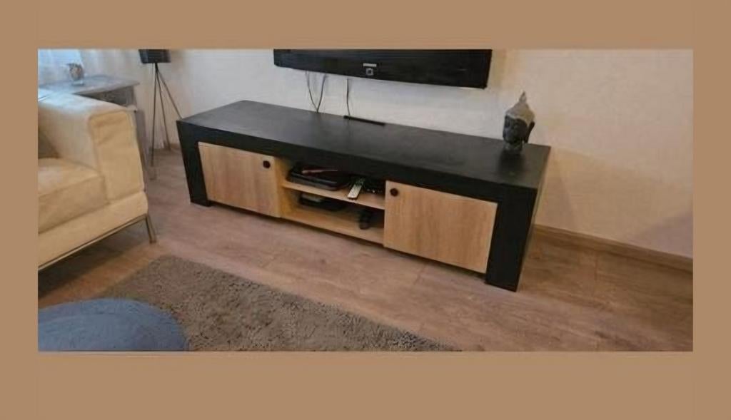 GRATIS.  Zwart geverfde tv-kast met unieke uitstraling, Ophalen, Gebruikt, 100 tot 150 cm, Minder dan 100 cm
