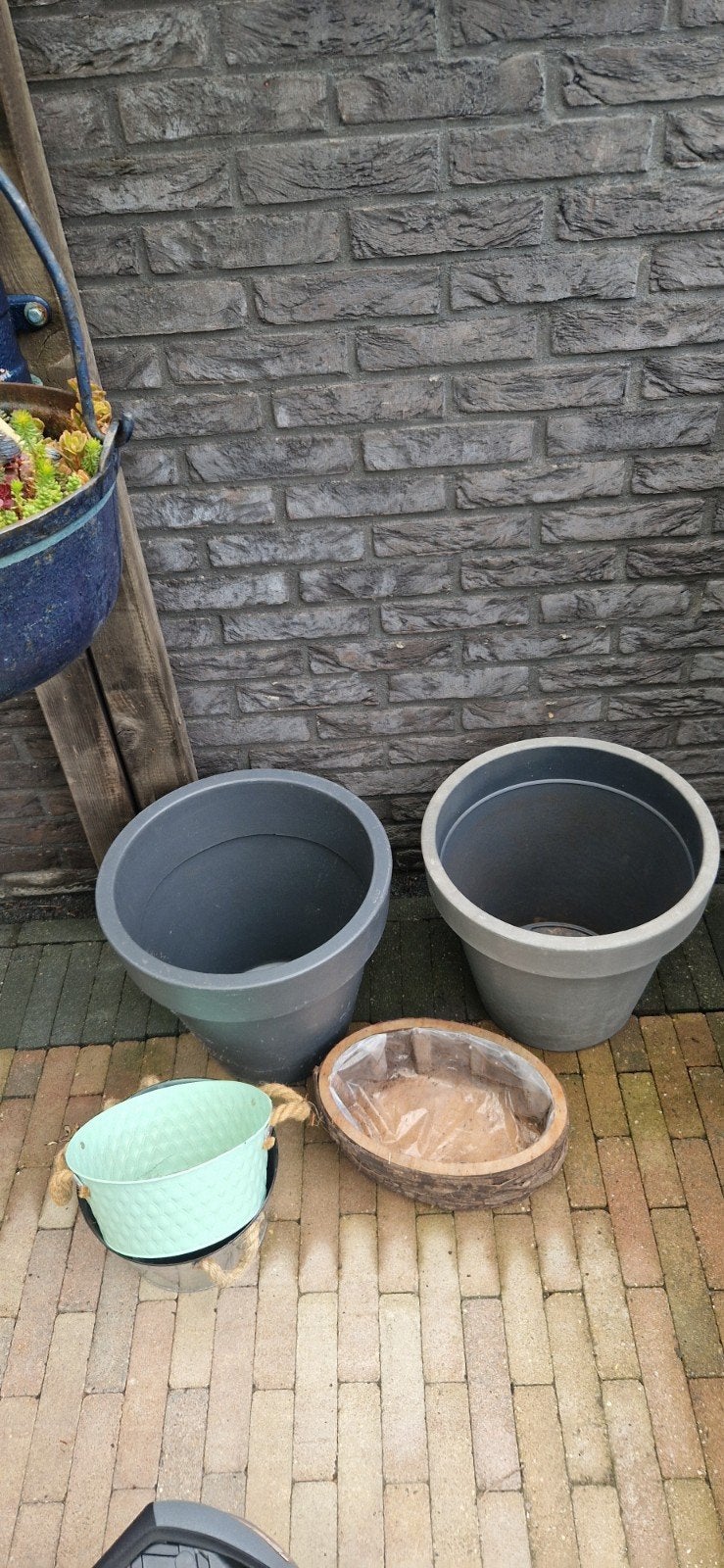 Twee grote bloempotten en andere  bakjes, Kunststof, Gebruikt, 40 cm of meer, Rond