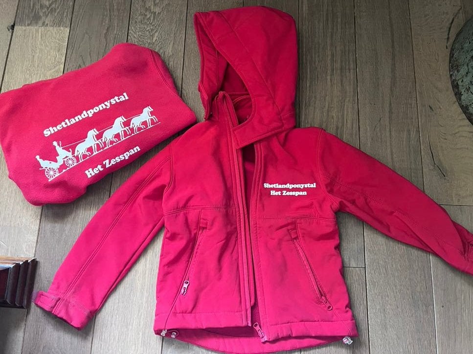 De Zesspan softshell Jas maat 110/116 (5/6 jaar) ZGAN!, Verzenden, Zo goed als nieuw, Dressuur, Bovenkleding