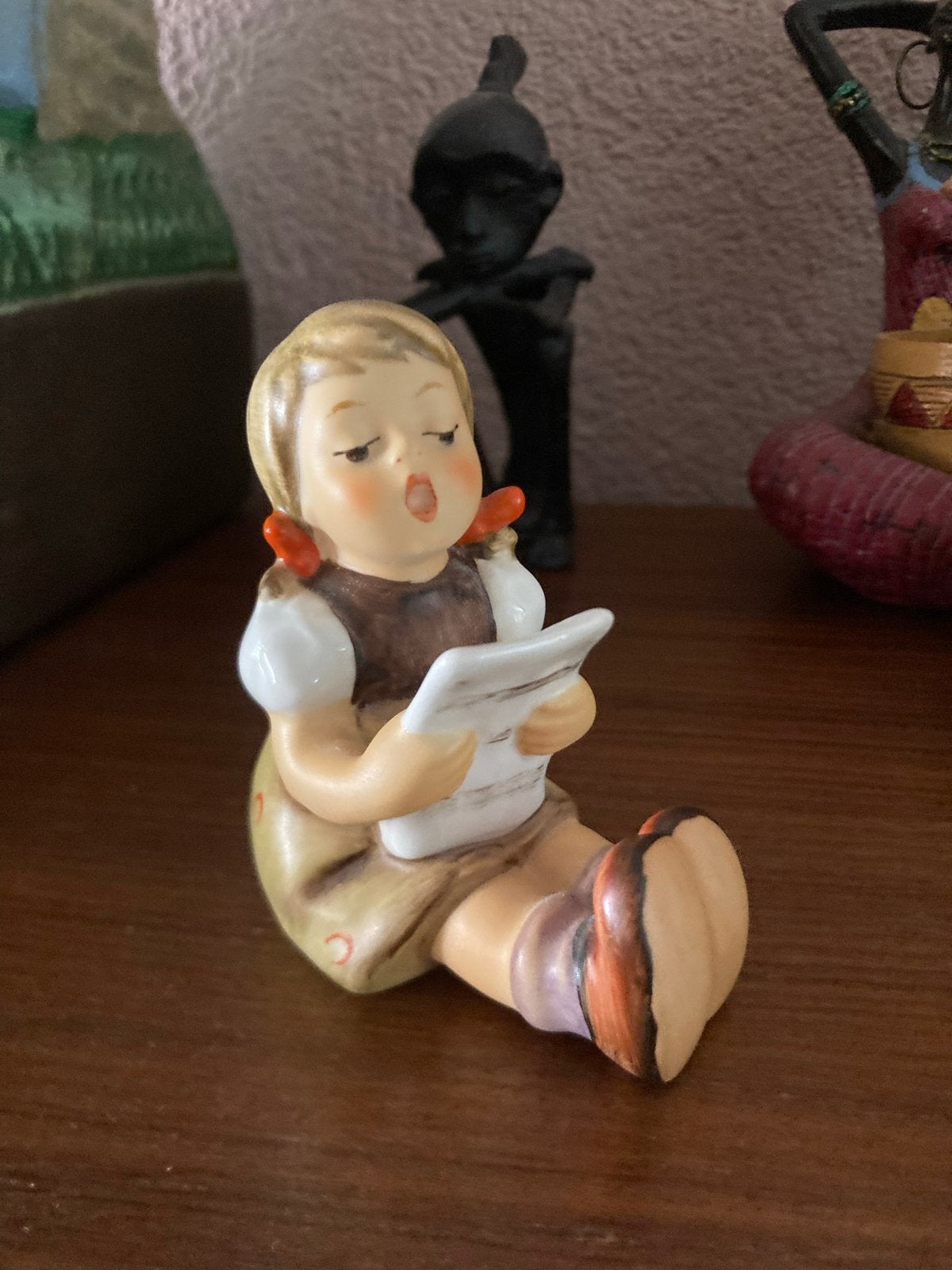 Vintage Hummel beeldje: Zittend meisje met liedboek, Ophalen of Verzenden, Gebruikt, Hummel