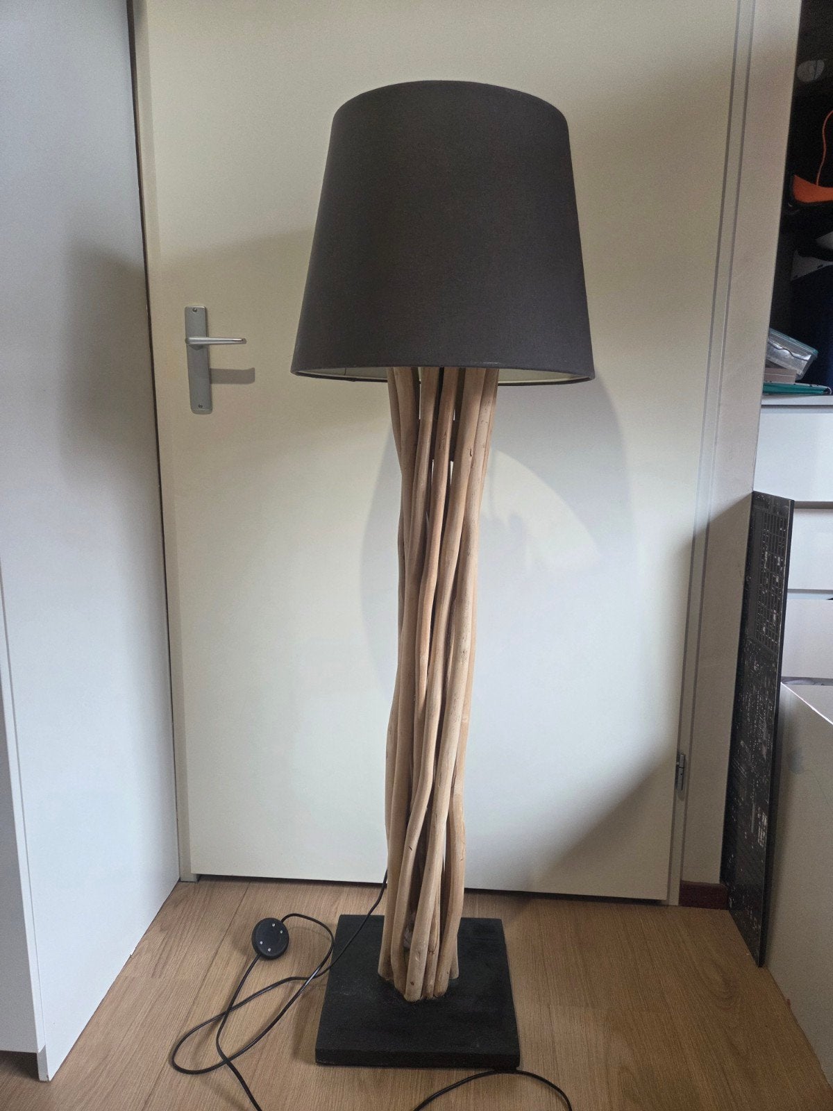 Unieke staande lamp van drijfhout met stoffen kap, Ophalen, 100 tot 150 cm, Zo goed als nieuw, Modern, Landelijk, Scandinavisch