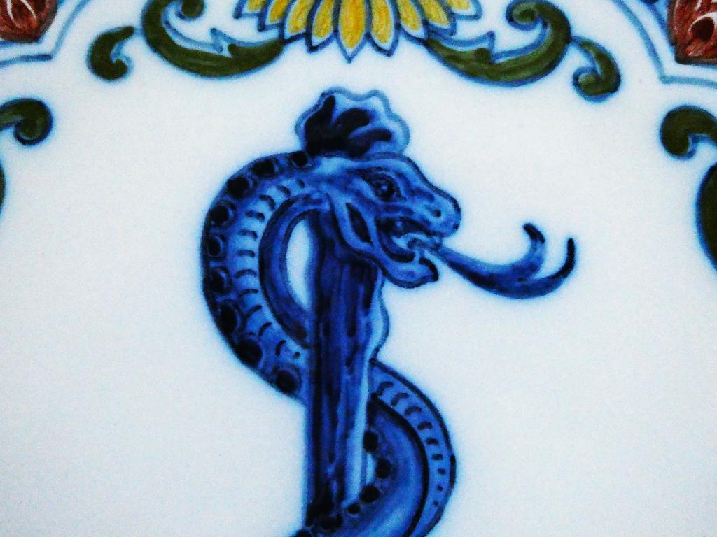 Koninklijke Tichelaar Makkum wandbord met esculaap / slang, Ophalen of Verzenden