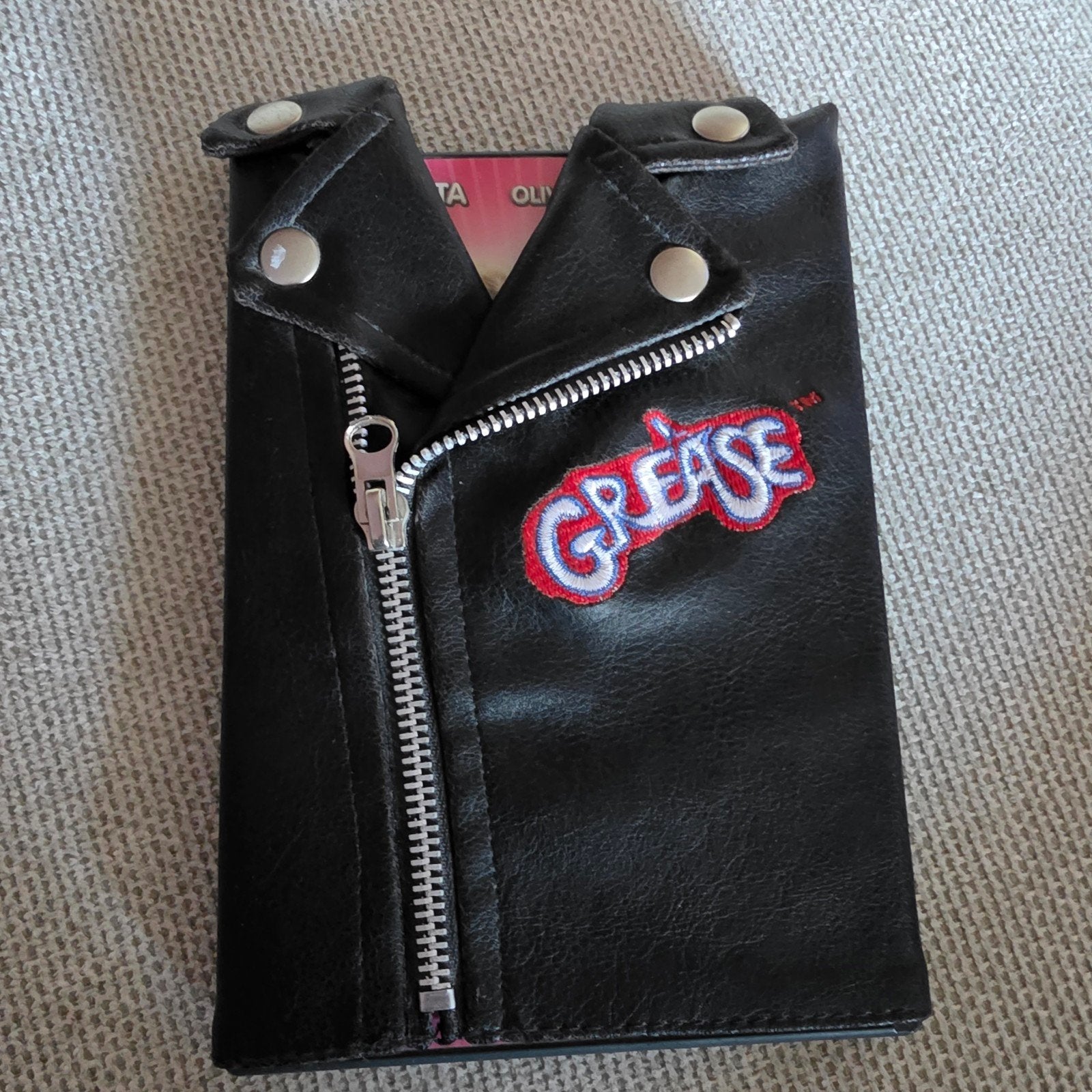 Grease DVD in leren jasje verpakking - Speciale Editie, Soundtrack, Ophalen of Verzenden, Zo goed als nieuw, Inclusief doosje