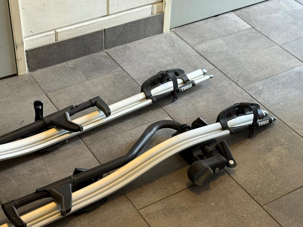 2x Thule Proride fietsendrager voor op het dak, Auto diversen, Fietsendragers, Zo goed als nieuw, Dakdrager, 2 fietsen, Brede banden