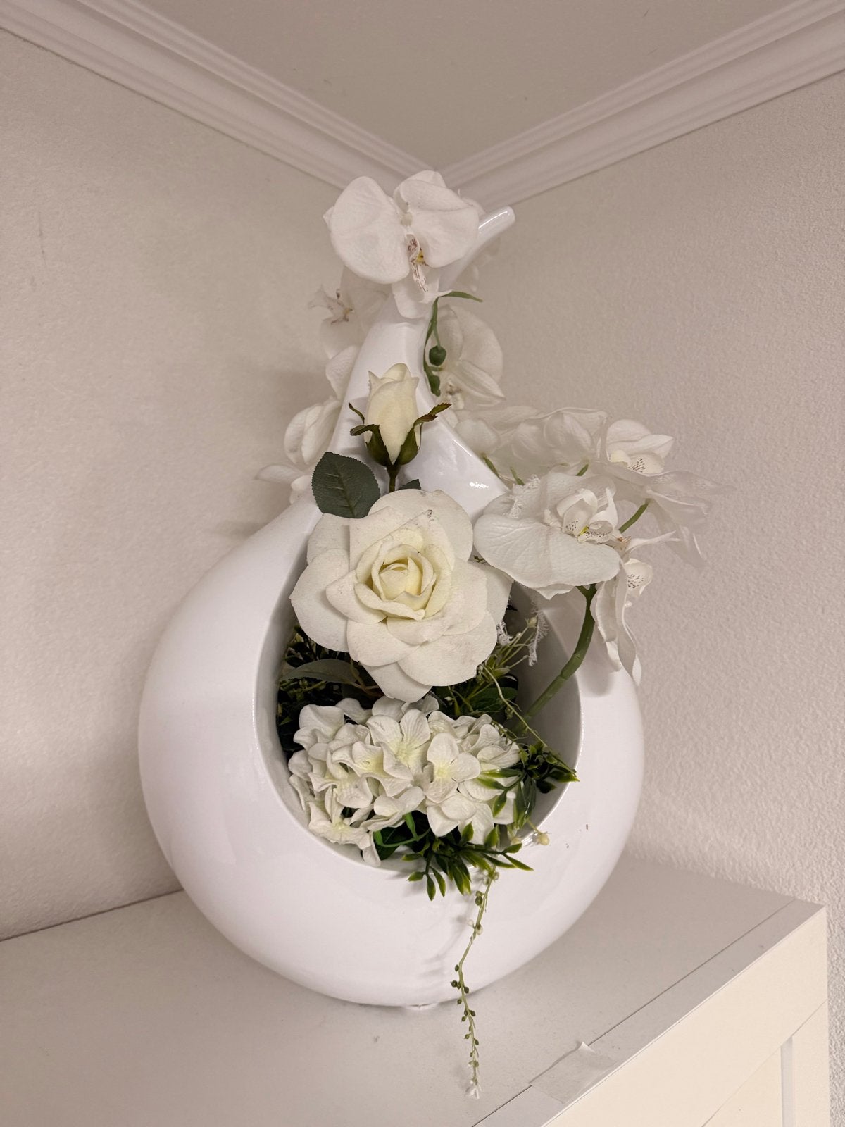 Witte decoratieve vaas met kunstbloemen, Huis en Inrichting, Ophalen, Zo goed als nieuw, Inclusief decoratie, Wit