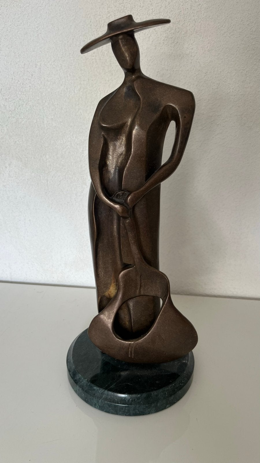 Bronzen beeld van Geert Kunen - Vrouw met hoed en gitaar, Antiek en Kunst, Ophalen, 20 - 50 cm, Beeld, Bruin