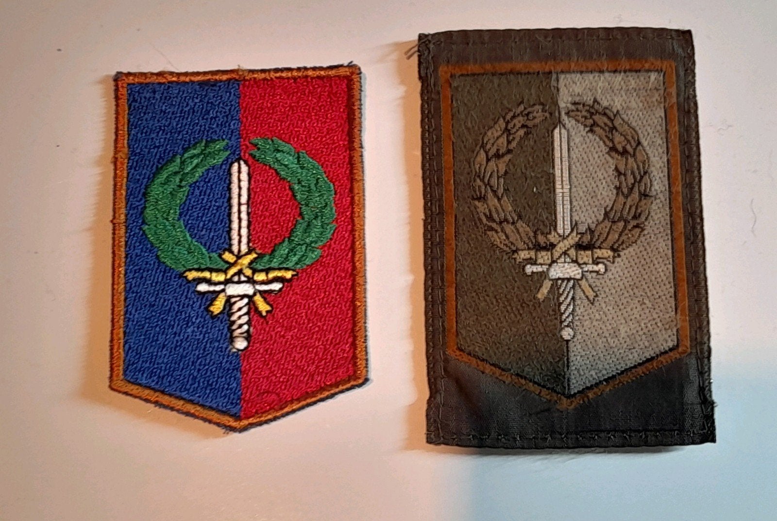 Mouwemblemen divisie gevechtsbrigade, Ophalen of Verzenden, Landmacht, Nederland, Embleem of Badge