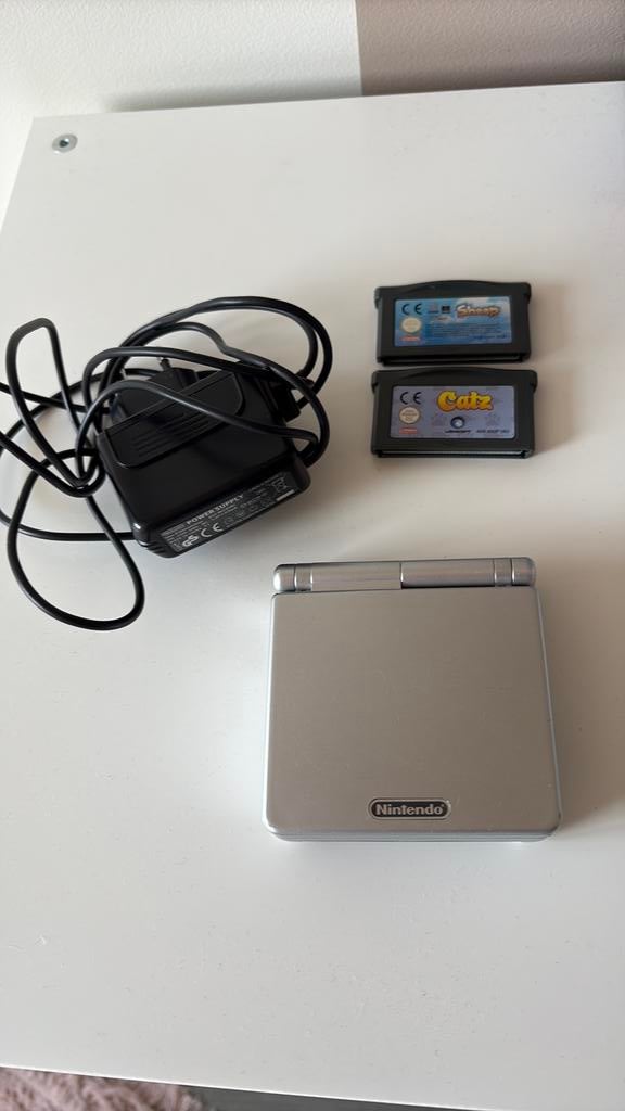 Gameboy sp advance inclusief oplader en 2 spellen, Ophalen of Verzenden, Zo goed als nieuw, Game Boy Advance SP