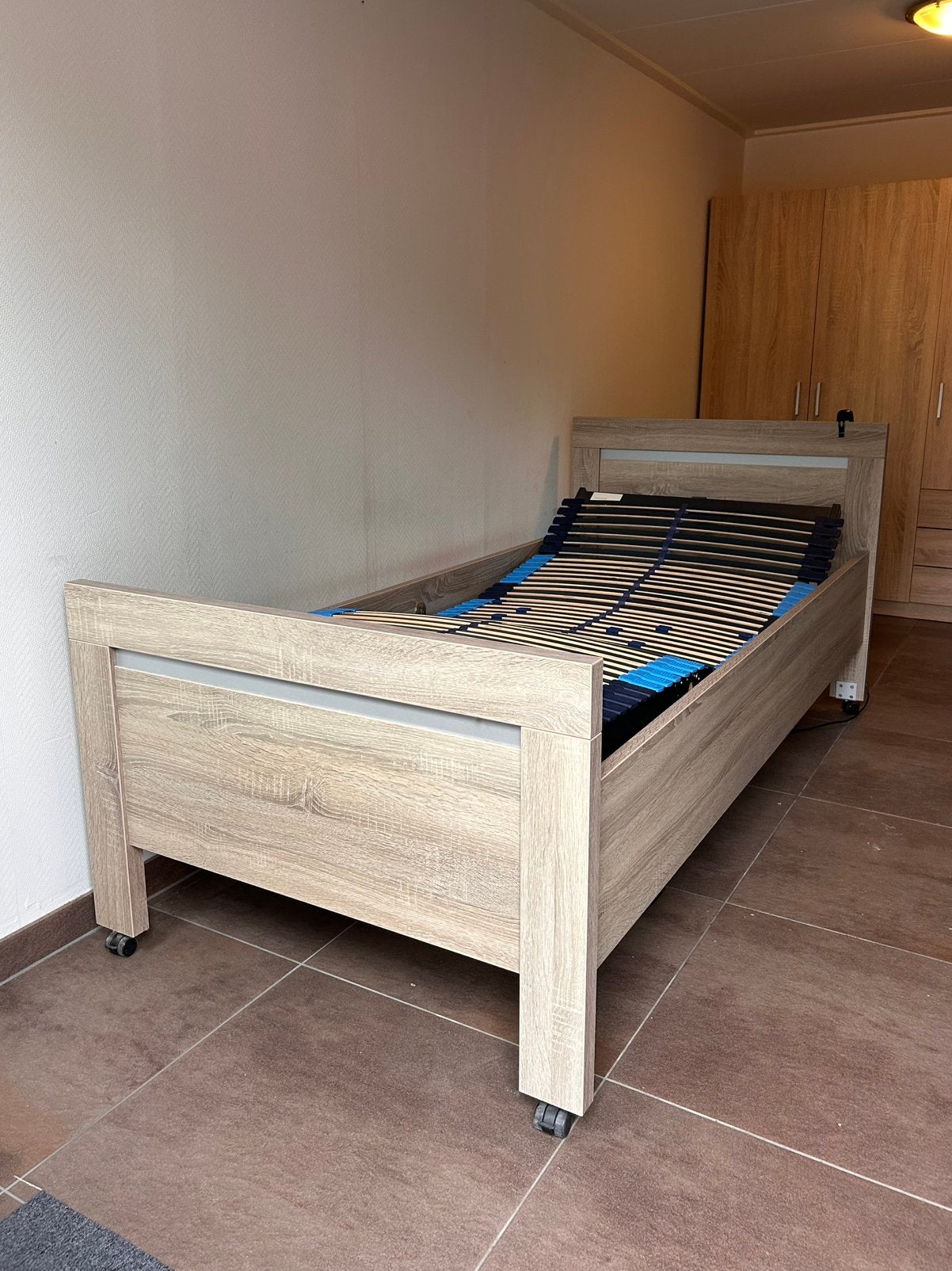 Ledikant elektrisch verstelbaar 90x200, Ophalen, Zo goed als nieuw, Eenpersoons