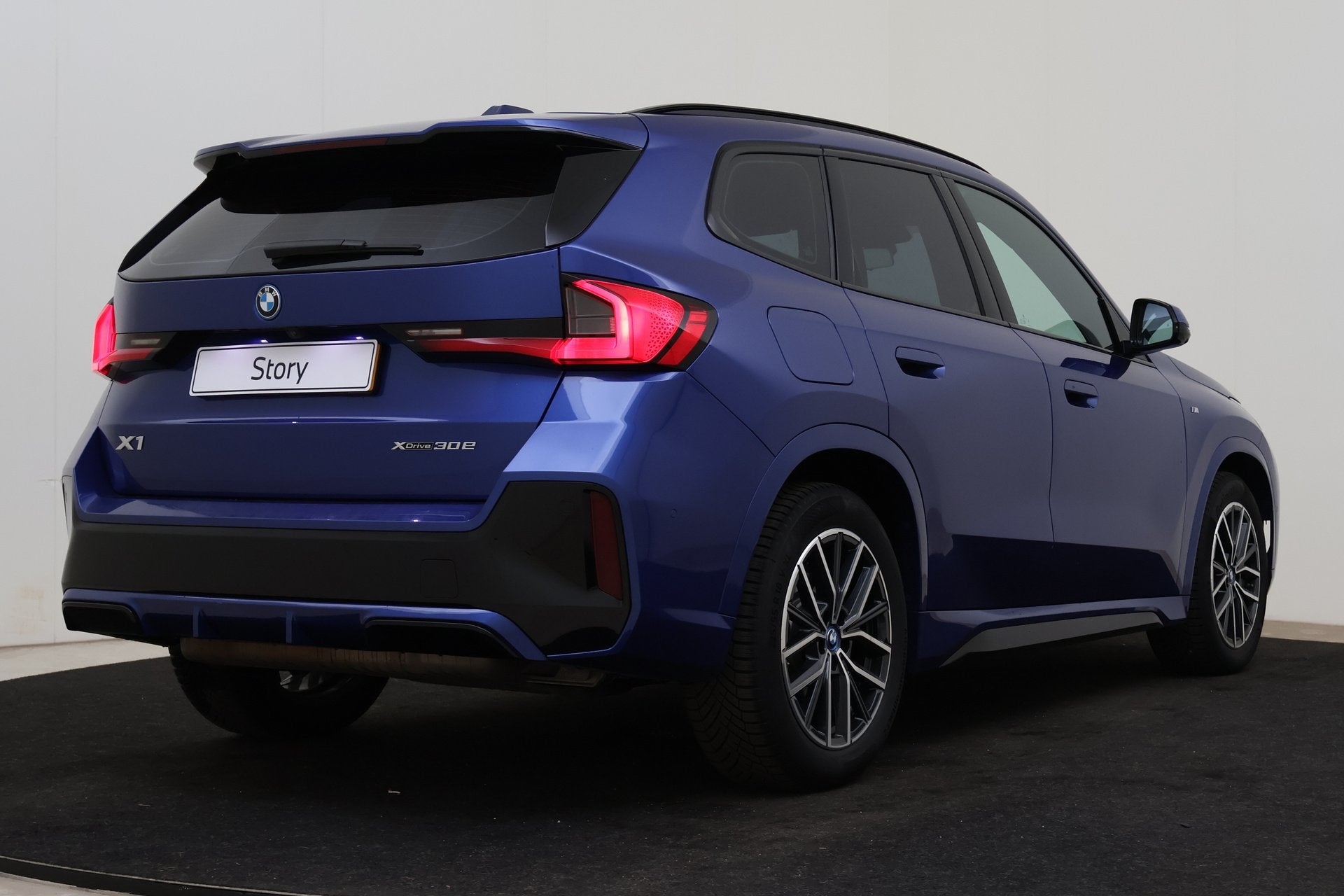 BMW X1 xDrive30e M Sport Automaat / Sportstoelen / Head-Up /, Auto's, Dealer onderhouden, Stoelverwarming, Blauw, Bedrijf