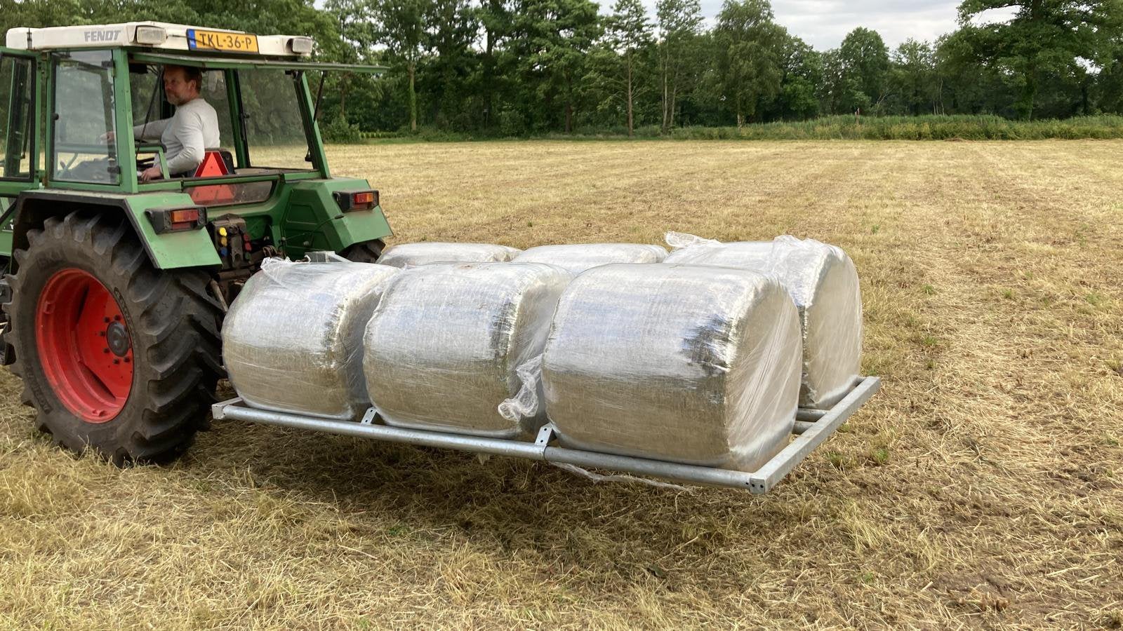 Te koop; Balendrager midi-balen,weidesleep 6 mtr hydraulisch, Ophalen