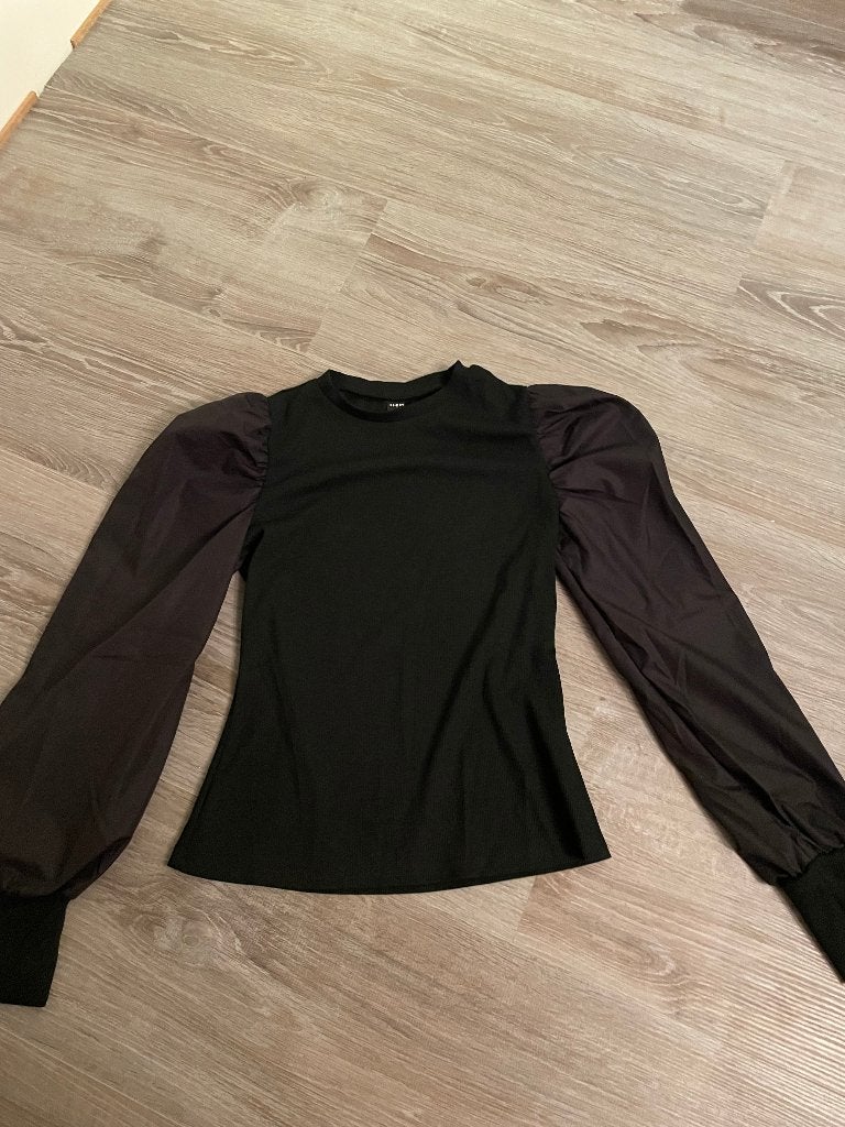 Nieuw truitje  met pofmouwen, Maat 38/40 (M), Zwart, Nieuw, Ophalen of Verzenden