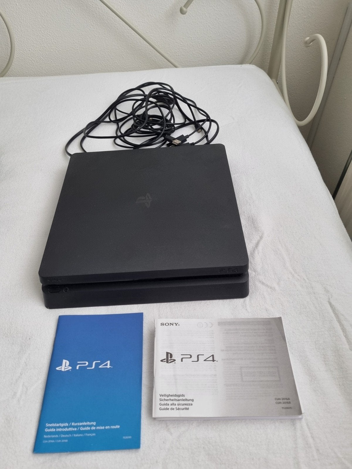 PlayStation 4 Slim 1TB met 3 controllers en 3 games, Spelcomputers en Games, Spelcomputers | Sony PlayStation 4, Met games, Ophalen of Verzenden