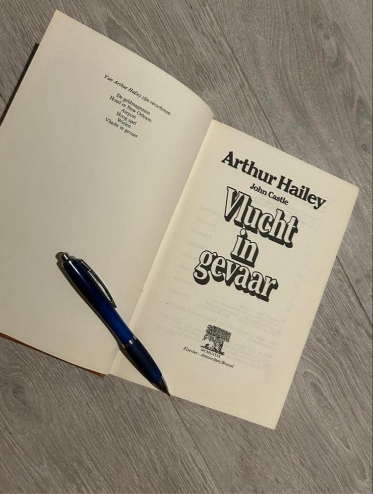 Vlucht in Gevaar - Arthur Hailey & John Castle (Boek), Ophalen of Verzenden, Zo goed als nieuw, Nederland