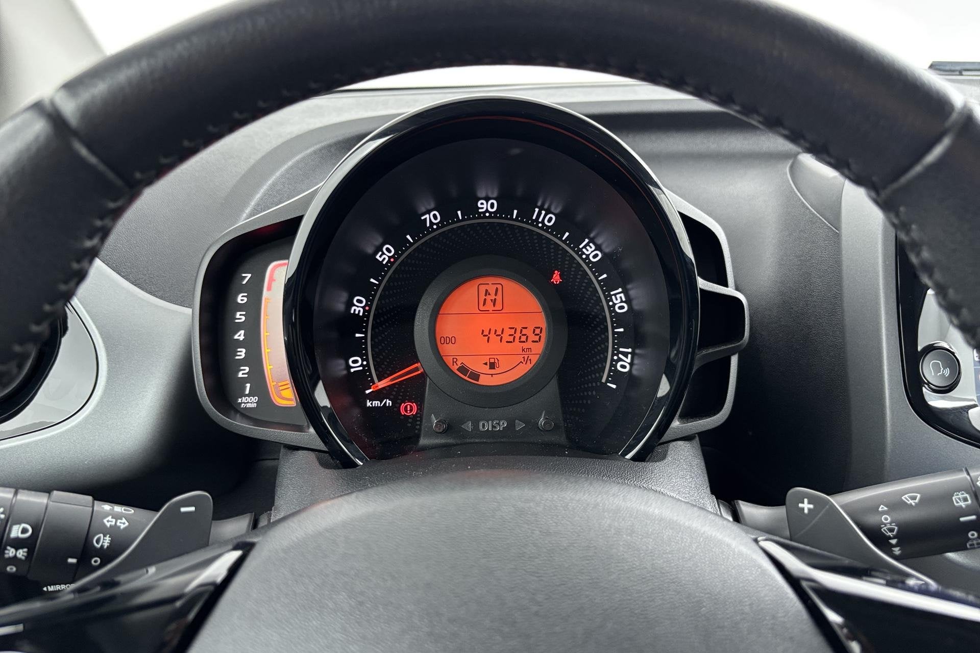 Toyota Aygo 1.0 VVT-i x-play Handzame stadsauto met slimme e, Stof, Gebruikt, 4 stoelen, Origineel Nederlands