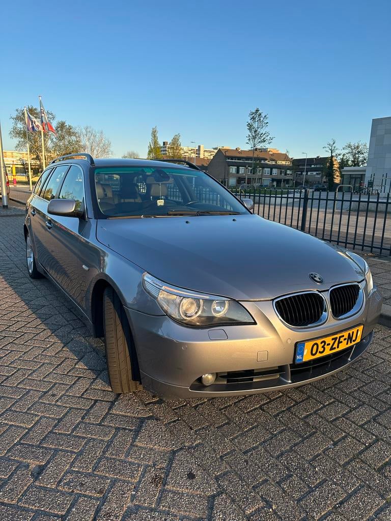 BMW 5-Serie 2.5 I 525 Touring AUT 2004 Grijs, Automaat, Achterwielaandrijving, 2000 kg, Stationwagon