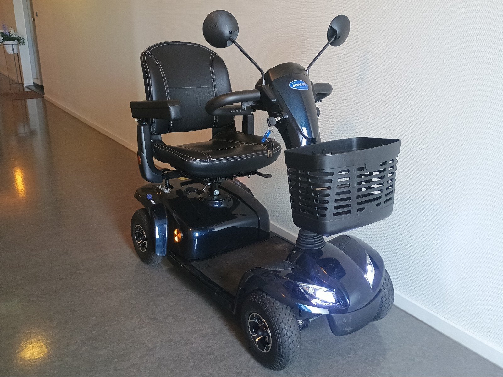 scootmobiel Invacare Leo 4 wielen donkerblauw (Onyx Blue), Diversen, Brommobielen en Scootmobielen, Ophalen, 10 km/u of minder