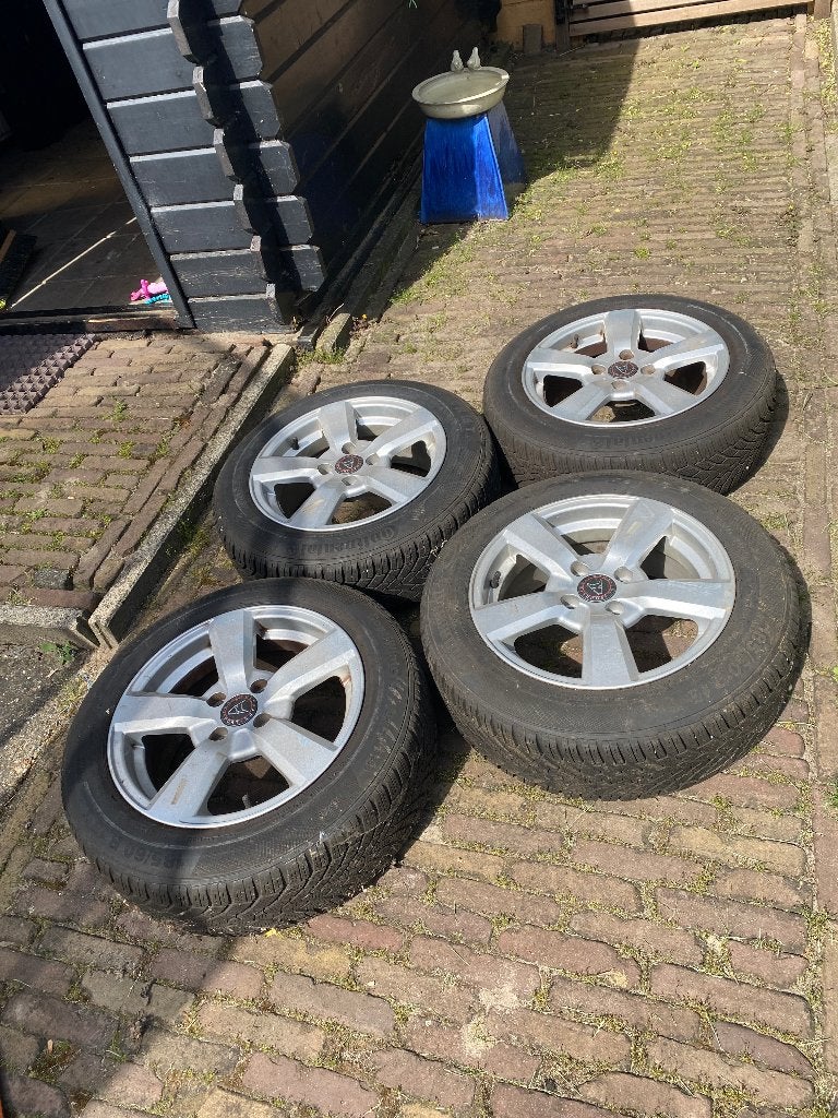 Winterbanden op velg bv Suzuki Swift, Ophalen, Gebruikt, 15 inch, Banden en Velgen