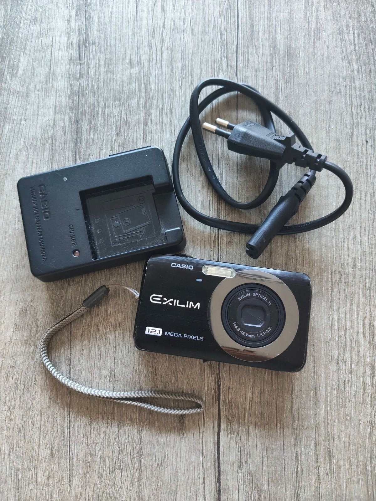 Casio Exilim 12.1 MP Compactcamera - Klepje defect, Casio, Gebruikt, Oplader, Ophalen of Verzenden