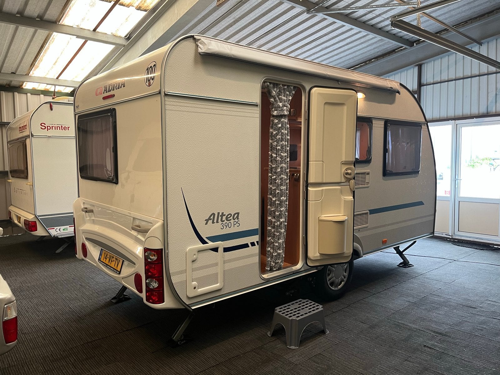 Adria Altea 390 PS - Nette caravan met Mover bj 2010, Caravans en Kamperen, Caravans, Kachel, Dwarsbed, Bedrijf, Treinzit