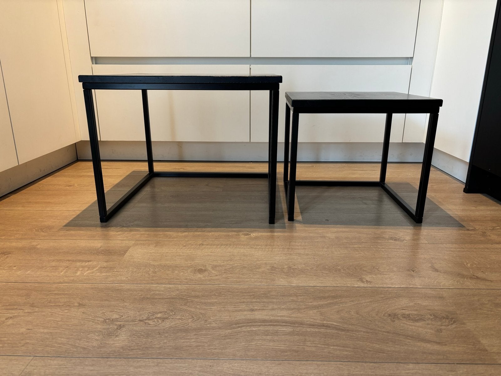Set van 2 zwarte bijzettafeltjes, Minder dan 55 cm, Vierkant, Zo goed als nieuw, Hout