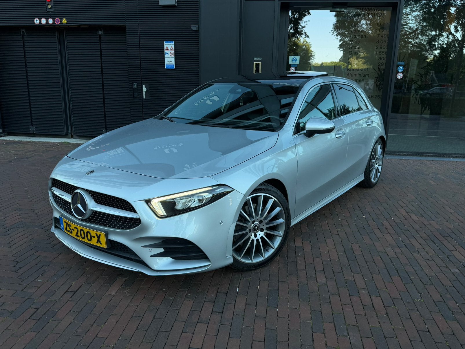 Mercedes-Benz A-Klasse A 220 190pk Pano Burmester AMG line, Lichtsensor, Particulier, Zilver of Grijs, 725 kg