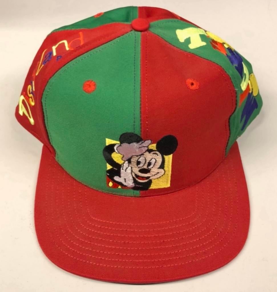MICKEY MOUSE DISNEYLAND PARIS RED/GREEN BASEBALL CAP, Ophalen of Verzenden, Mickey Mouse, Zo goed als nieuw, Kleding of Textiel