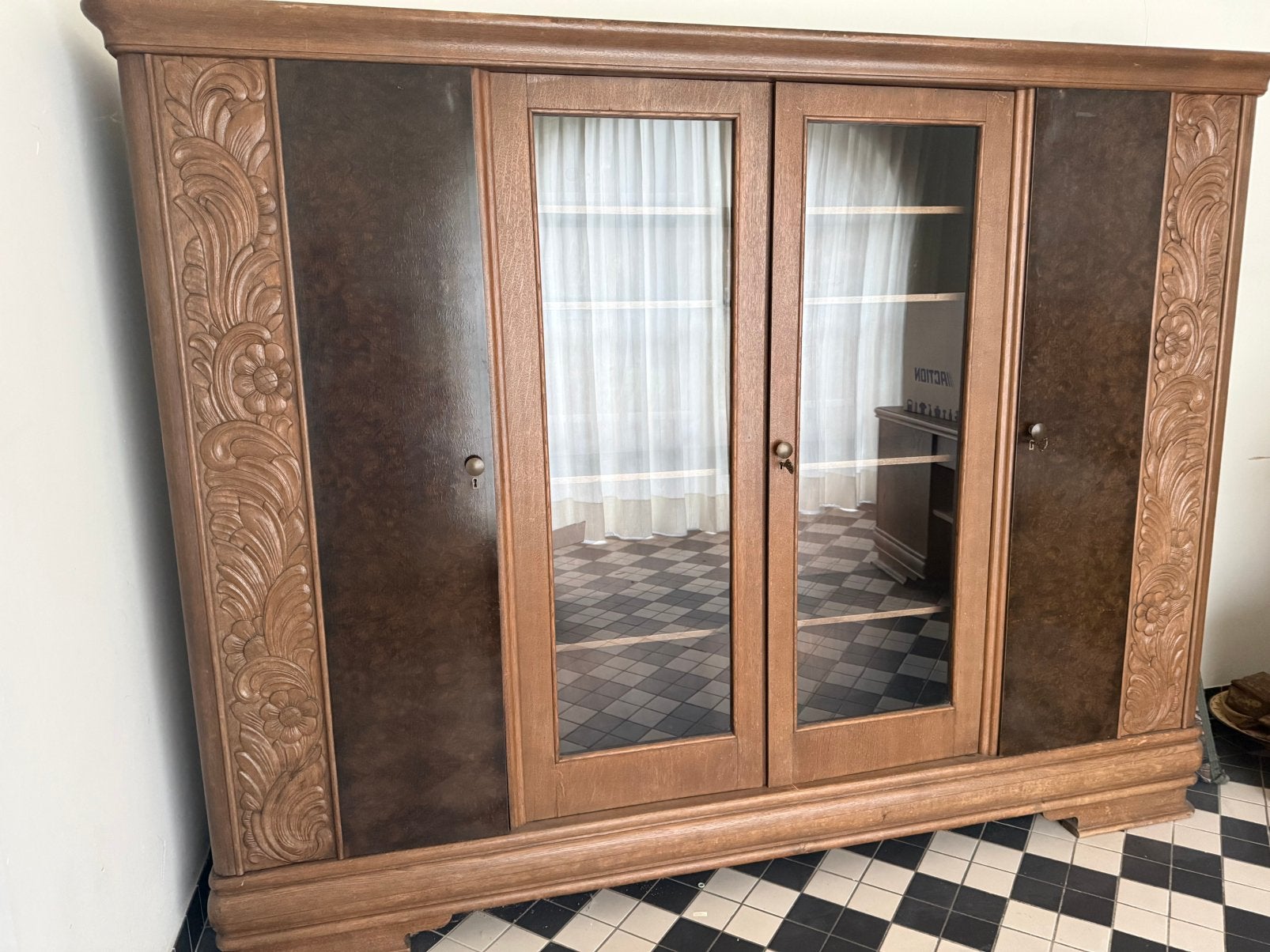 Antieke vitrine /boekenKast met  Houtsnijwerk, Antiek en Kunst, Ophalen