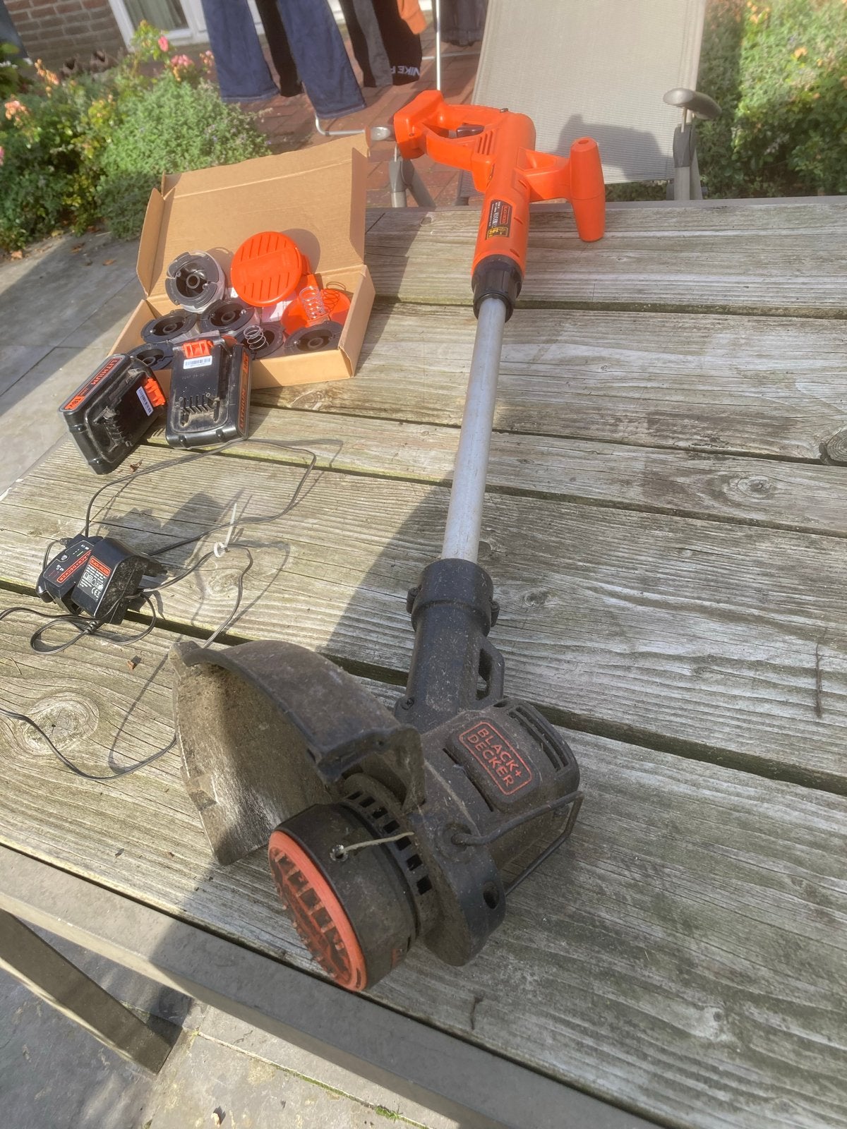 Black+Decker Accu Grasstrimmer met 2 accu's en defecte lader, Ophalen of Verzenden, Gebruikt, 30 tot 50 cm, Accu