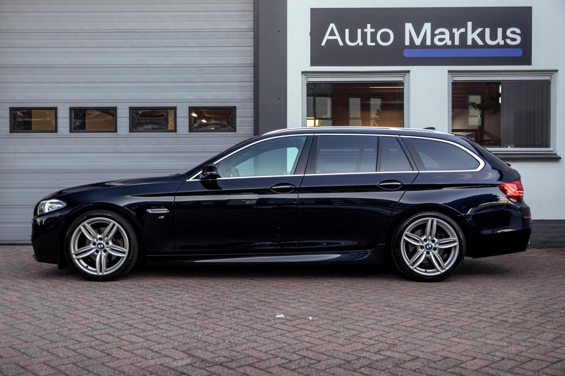 BMW 5-serie Touring 520i 3X M-Sport|Pano|Comfortzetel|Carbon, Automaat, Achterwielaandrijving, Gebruikt, Euro 6