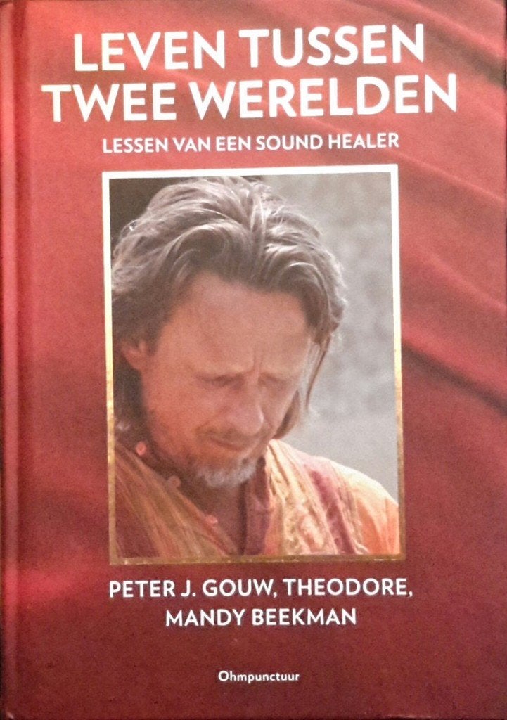 leven tussen twee werelden - Peter Gouw, Ophalen of Verzenden, Zo goed als nieuw, Spiritualiteit algemeen, Achtergrond en Informatie