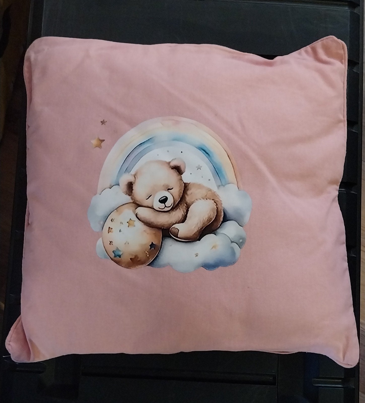 Nieuw geboortekussen 40x40cm met beertje en regenboog, Ophalen of Verzenden, Nieuw, Kraamcadeau