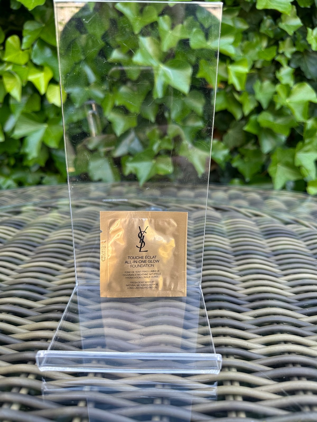 Yves Saint Laurent Touche Éclat Le Teint Foundation sample, Gehele gezicht, Nieuw, Ophalen of Verzenden, Make-up