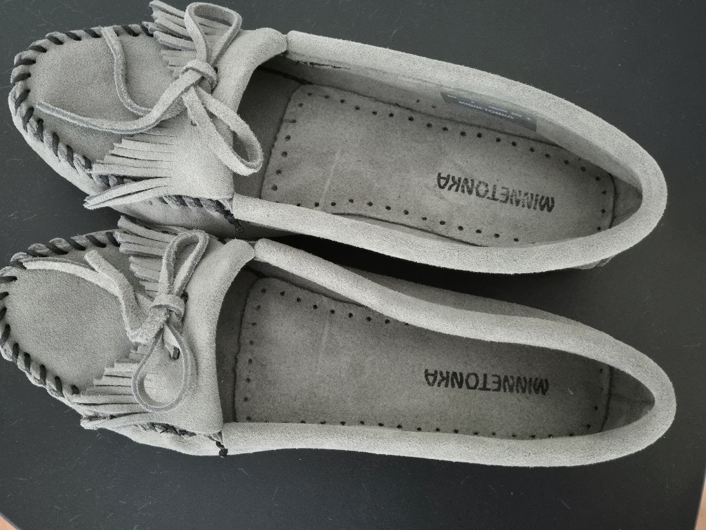 NIEUWE grijze minnetonka's, Nieuw, Ophalen of Verzenden, Grijs, Espadrilles of Moccasins