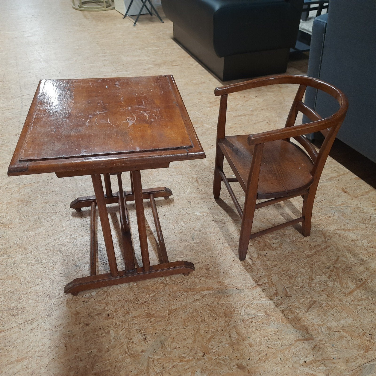 Antieke houten kinderlessenaar en bijbehoorde stoel, Ophalen