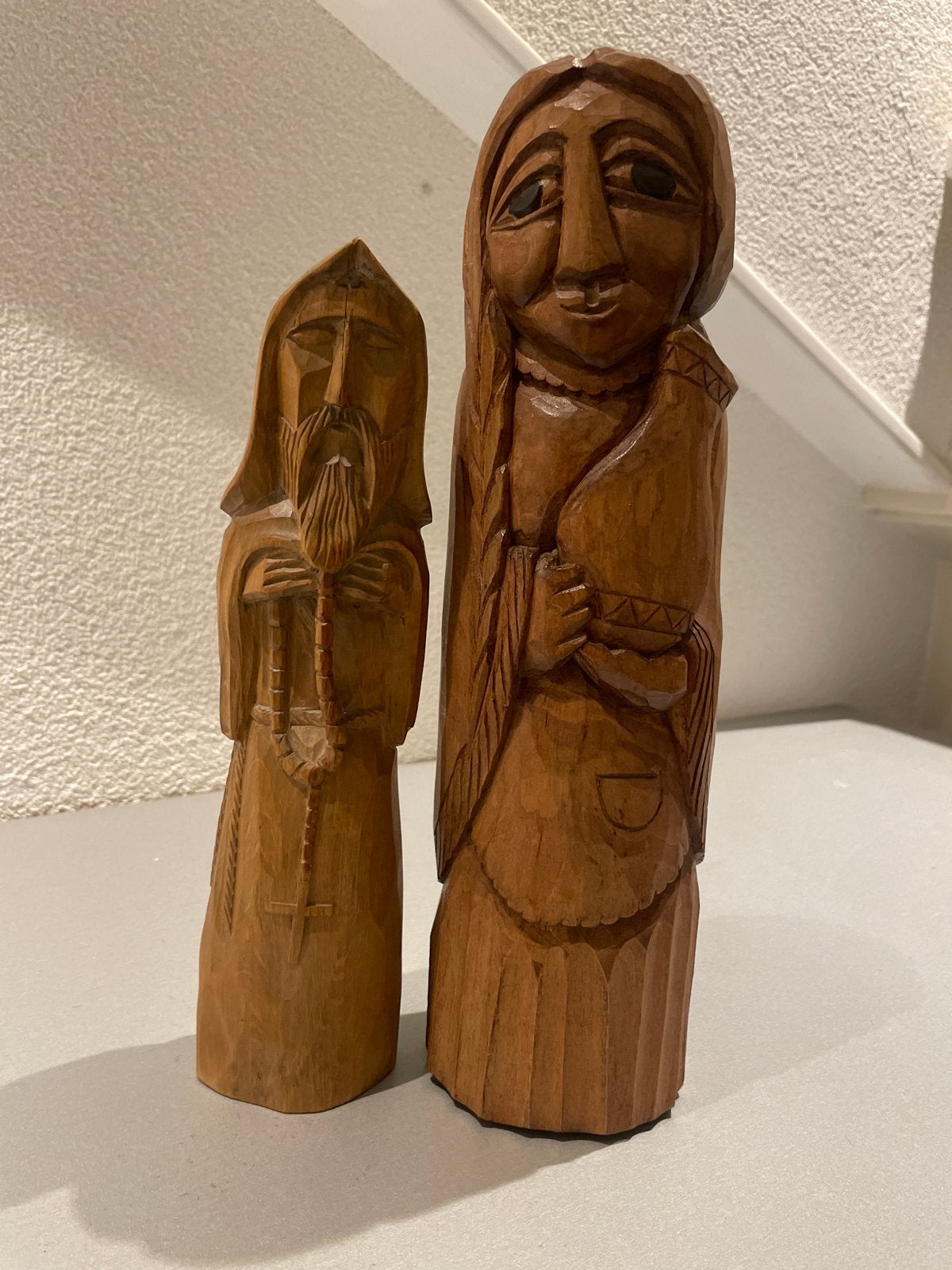 Handgesneden houten beelden: Monnik en Vrouw (1985), Antiek en Kunst, Ophalen, Groep mensen, Handgemaakt, 20 - 50 cm