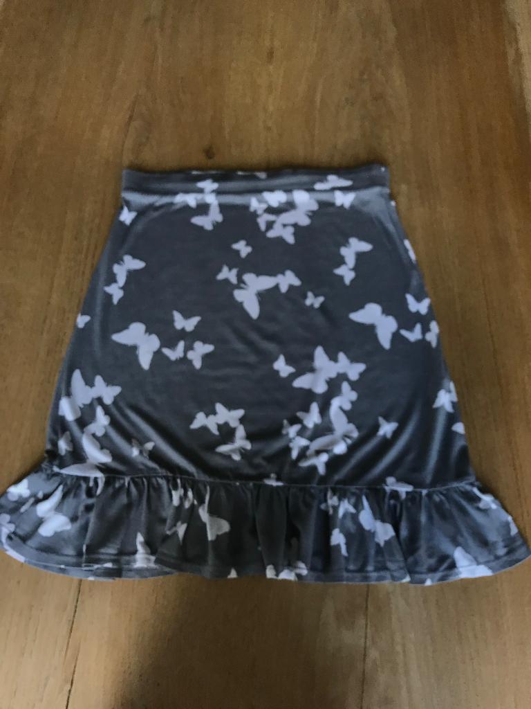 grijs rokje met vlinders, Kleding | Dames, Rokken, Ophalen of Verzenden, Zo goed als nieuw, Grijs, Boven de knie