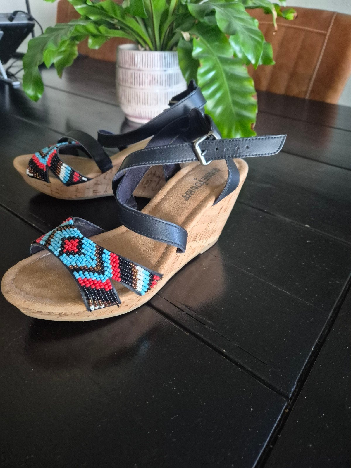 Minnetonka sandalen met kralen en sleehak mt 36, Zwart, Zo goed als nieuw, Minnetonka, Sandalen of Muiltjes
