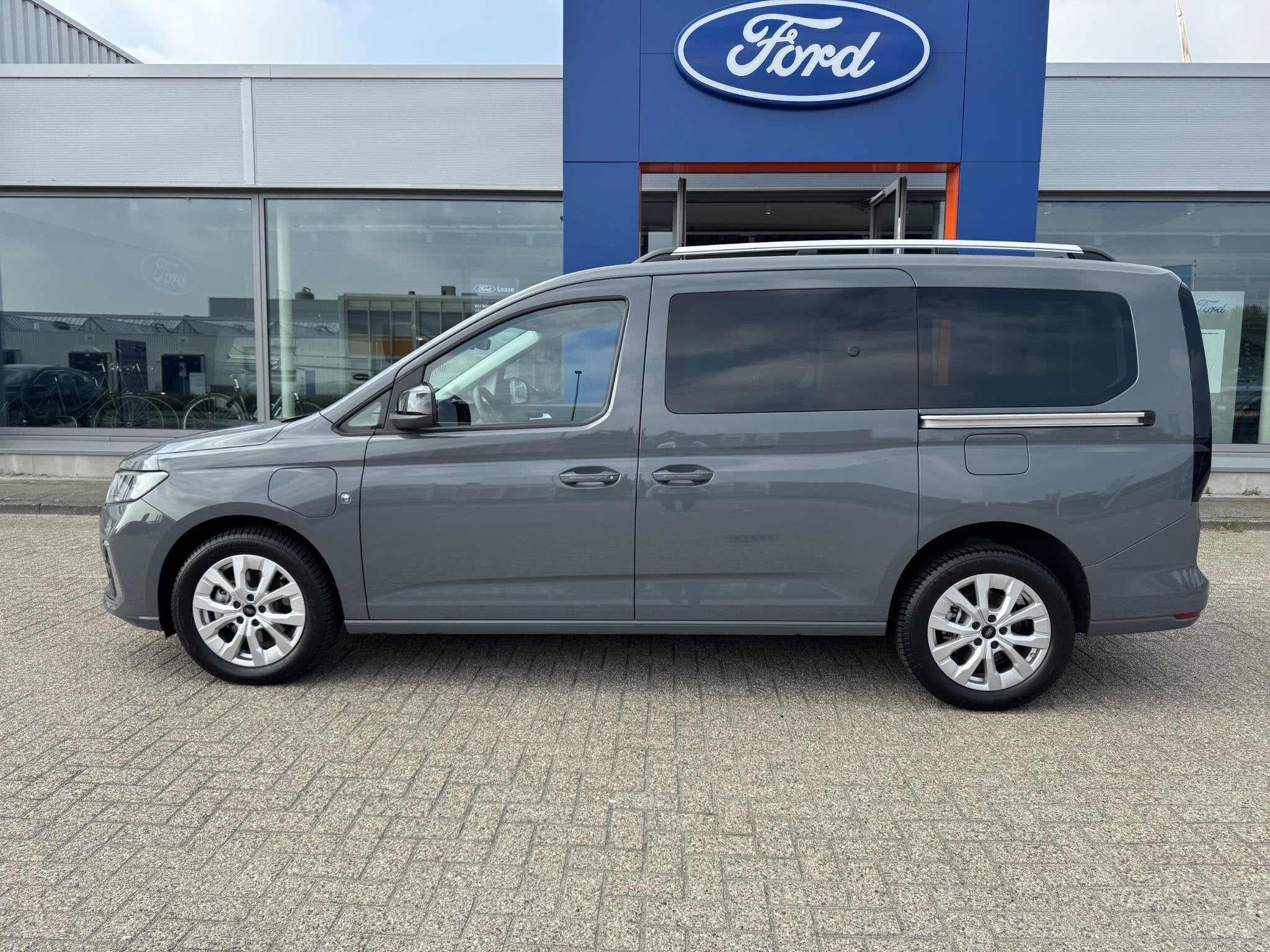Ford Tourneo Connect 1.5 EcoBoost PHEV L2 Limited 150pk | 11, Auto's, Ford, Stof, Euro 6, 4 cilinders, 150 pk