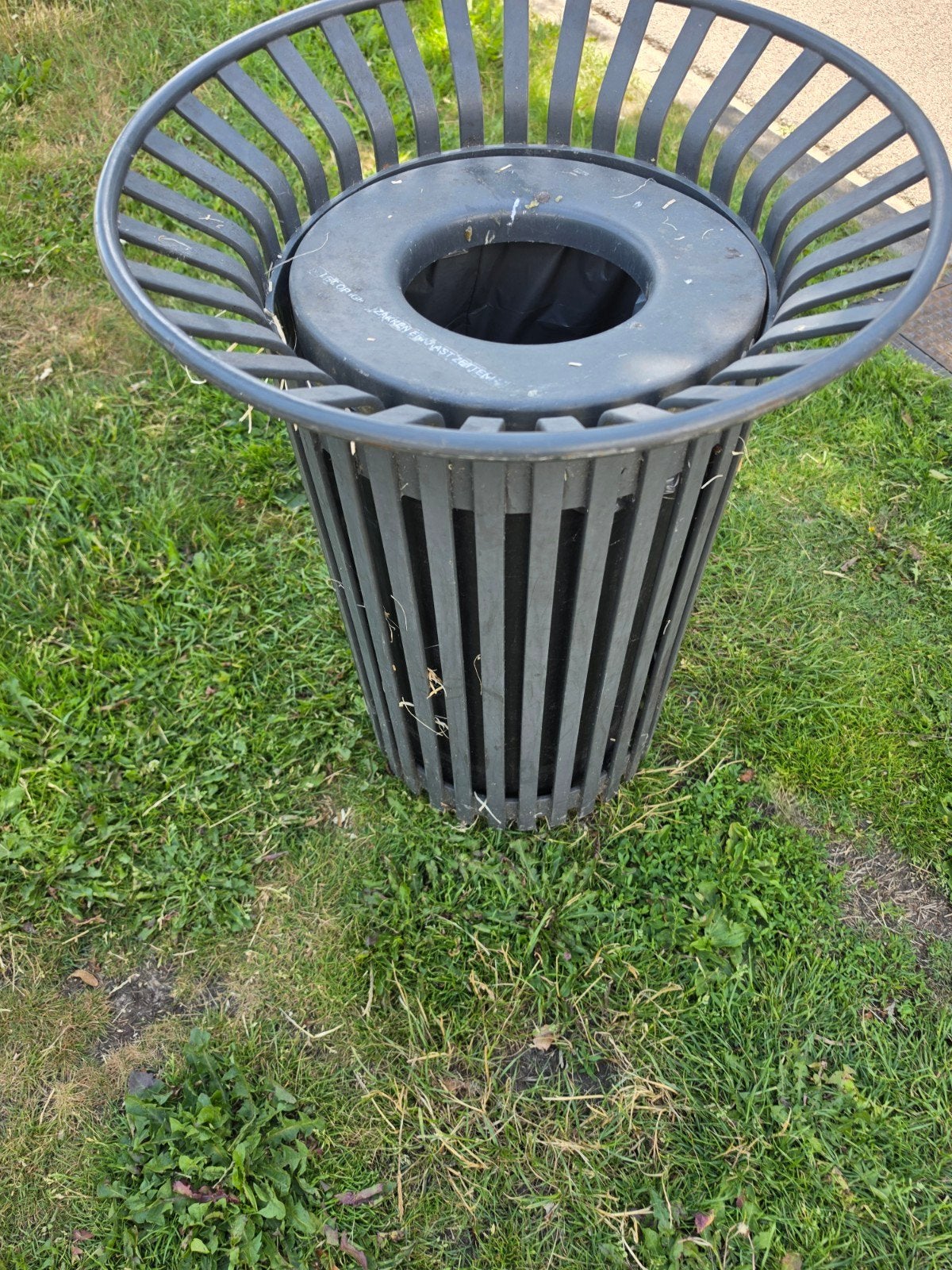 Te koop een mooie zware vuilnisbak, Ophalen, 50 – 75, Gebruikt, Metaal